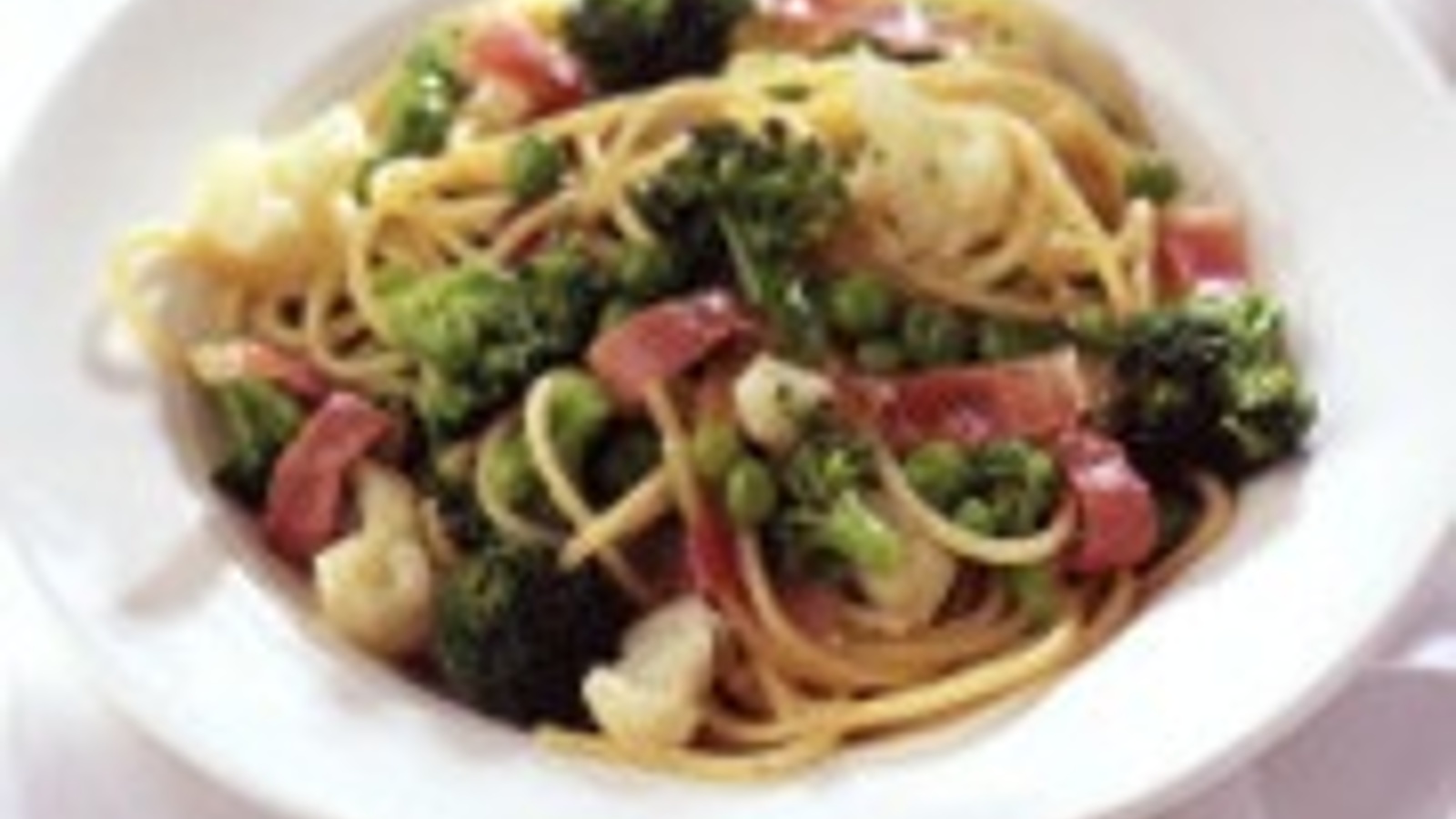 Pasta with vegetables and prosciutto