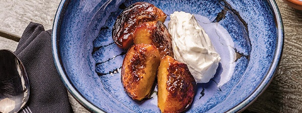 Grilled peaches with whipped cream and masa crumble