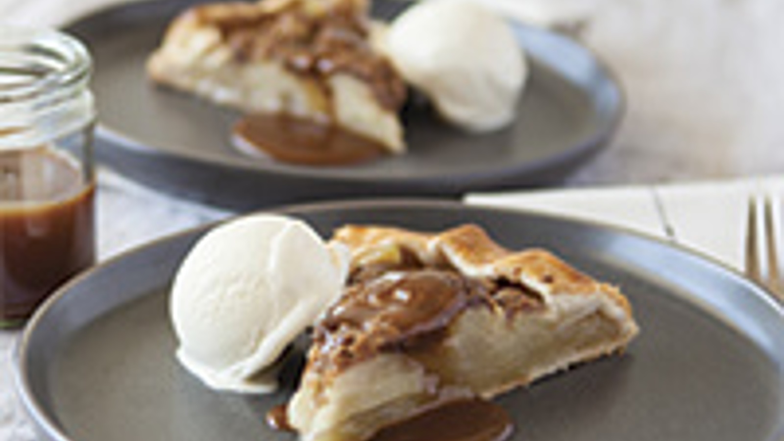 Apple crostata with rum caramel