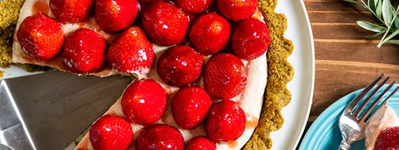 Strawberry cream cheese tart with an easy pistachio crust