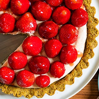 Strawberry cream cheese tart with an easy pistachio crust