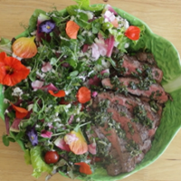 Flowery steak salad