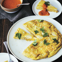 Spanish tortilla with spicy sauce