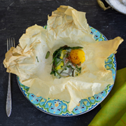 Cuddled eggs and vegetables in parchment pouches