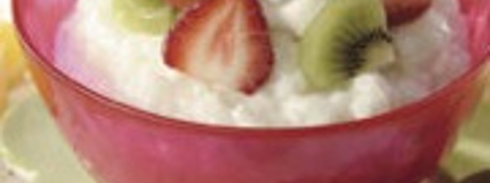 Creamy rice pudding with strawberries and kiwi